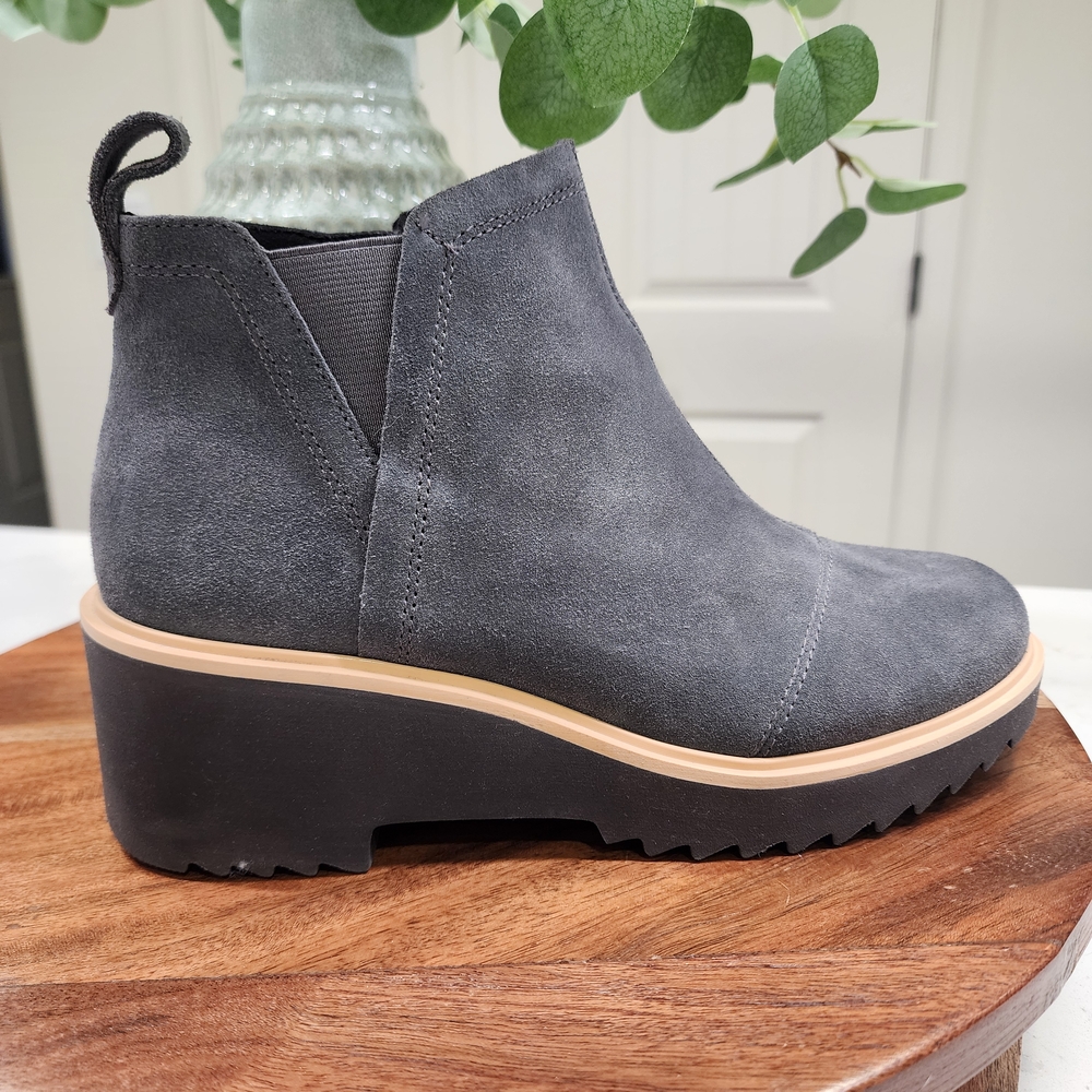 Toms Maude Forged Iron Suede Ankle Boots. Size 8